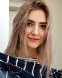 Русская порнозвезда Ева Эльфи оголила тело